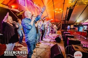 feest en gezang bij ossencross